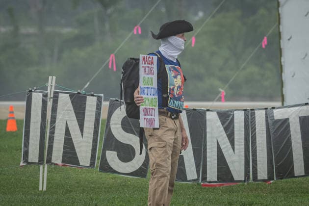 May 25, 2026, Washington, District Of Columbia, United States: Protesters gather along the motorcade route during Memorial Day events in the Washington area. Washington United States  - ZUMAk206 20260525_znp_k206_033 Copyright: xMattxKaminskyx