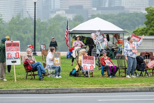 May 25, 2026, Washington, District Of Columbia, United States: Protesters gather along the motorcade route during Memorial Day events in the Washington area. Washington United States  - ZUMAk206 20260525_znp_k206_029 Copyright: xMattxKaminskyx