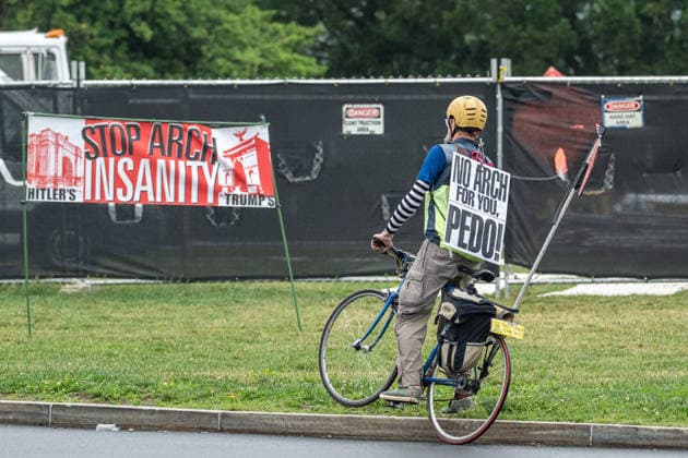May 25, 2026, Washington, District Of Columbia, United States: Protesters gather along the motorcade route during Memorial Day events in the Washington area. Washington United States  - ZUMAk206 20260525_znp_k206_020 Copyright: xMattxKaminskyx