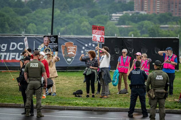 May 25, 2026, Washington, District Of Columbia, United States: Protesters stand along the motorcade route during Memorial Day events attended by President DONALD TRUMP and Vice President JD VANCE in the Washington area. Washington United States  - ZUMAk206 20260525_znp_k206_019 Copyright: xMattxKaminskyx