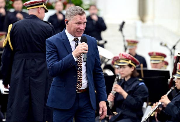 May 25, 2026, Arlington, Virginia, USA: Craig Morgan performs after United States President Donald J Trump delivered remarks in the Amphitheater after laying a wreath at the Tomb of the Unknowns at Arlington National Cemetery in Arlington, Virginia on Memorial Day, Monday, May 25, 2026 Arlington USA - ZUMAs152 20260525_faa_s152_050 Copyright: xKylexMazzax-xPoolxviaxCNPx