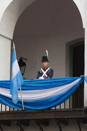Argentina: President Javier Milei leads the Tedeum. President Javier Milei presides over the traditional Tedeum at the Metropolitan Cathedral. This religious ceremony celebrates the Revolution of May 25, 1810, a historic date marking the establishment of Argentina™s first national government. In the photo: A soldier from the Patricios Regiment on the balcony of the Cabildo. Buenos Aires Argentina Copyright: xImagoxImages EstebanxOsoriox _52A5829