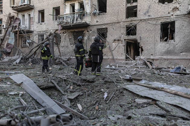 Russian attack on Ukraine s Kramatorsk KRAMATORSK, UKRAINE - MAY 25: Firefighters extinguish a fire following a Russian attack using KAB bombs in the center of Kramatorsk, Ukraine, on May 25, 2026. Diego Herrera Carcedo Anadolu Kramatorsk Ukraine. Editorial use only. Please get in touch for any other usage.  Copyright: x2026xAnadoluxDiegoxHerreraxCarcedox
