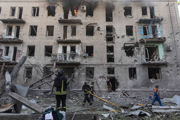 Russian attack on Ukraine s Kramatorsk KRAMATORSK, UKRAINE - MAY 25: Firefighters extinguish a fire following a Russian attack using KAB bombs in the centre of Kramatorsk, Ukraine, on May 25, 2026. Diego Herrera Carcedo Anadolu Kramatorsk Ukraine. Editorial use only. Please get in touch for any other usage.  Copyright: x2026xAnadoluxDiegoxHerreraxCarcedox
