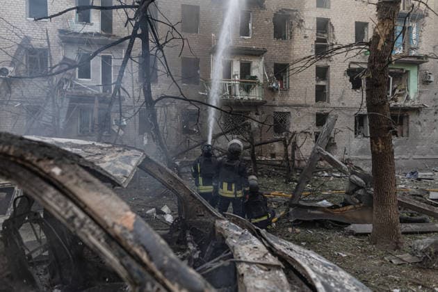 Russian attack on Ukraine s Kramatorsk KRAMATORSK, UKRAINE - MAY 25: Firefighters extinguish a fire following a Russian attack using KAB bombs in the centre of Kramatorsk, Ukraine, on May 25, 2026. Diego Herrera Carcedo Anadolu Kramatorsk Ukraine. Editorial use only. Please get in touch for any other usage.  Copyright: x2026xAnadoluxDiegoxHerreraxCarcedox