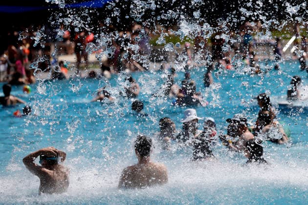 Im Kölner Stadionbad genießen Badegäste bei sommerlichen Temperaturen die Freibad-Saison. Das Rheinland ächzt unter heißem Wetter zu Pfingsten: Der Deutsche Wetterdienst warnt bereits vor Hitzegewittern. Köln, 25.05.2026 NRW Deutschland *** In Colognes Stadionbad, swimmers enjoy the outdoor pool season in summer temperatures The Rhineland is groaning under the hot weather at Whitsun The German Weather Service is already warning of heat storms Cologne, 25 05 2026 NRW Germany Copyright: xChristophxHardtx