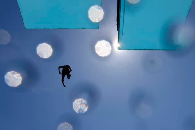 Im Kölner Stadionbad genießen Badegäste bei sommerlichen Temperaturen die Freibad-Saison. Das Rheinland ächzt unter heißem Wetter zu Pfingsten: Der Deutsche Wetterdienst warnt bereits vor Hitzegewittern. Köln, 25.05.2026 NRW Deutschland *** In Colognes Stadionbad, swimmers enjoy the outdoor pool season in summer temperatures The Rhineland is groaning under the hot weather at Whitsun The German Weather Service is already warning of heat storms Cologne, 25 05 2026 NRW Germany Copyright: xChristophxHardtx