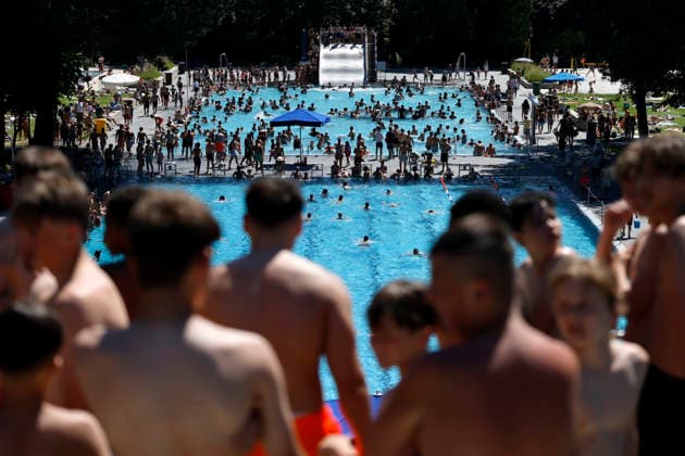Im Kölner Stadionbad genießen Badegäste bei sommerlichen Temperaturen die Freibad-Saison. Das Rheinland ächzt unter heißem Wetter zu Pfingsten: Der Deutsche Wetterdienst warnt bereits vor Hitzegewittern. Köln, 25.05.2026 NRW Deutschland *** In Colognes Stadionbad, swimmers enjoy the outdoor pool season in summer temperatures The Rhineland is groaning under the hot weather at Whitsun The German Weather Service is already warning of heat storms Cologne, 25 05 2026 NRW Germany Copyright: xChristophxHardtx