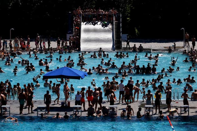 Im Kölner Stadionbad genießen Badegäste bei sommerlichen Temperaturen die Freibad-Saison. Das Rheinland ächzt unter heißem Wetter zu Pfingsten: Der Deutsche Wetterdienst warnt bereits vor Hitzegewittern. Köln, 25.05.2026 NRW Deutschland *** In Colognes Stadionbad, swimmers enjoy the outdoor pool season in summer temperatures The Rhineland is groaning under the hot weather at Whitsun The German Weather Service is already warning of heat storms Cologne, 25 05 2026 NRW Germany Copyright: xChristophxHardtx