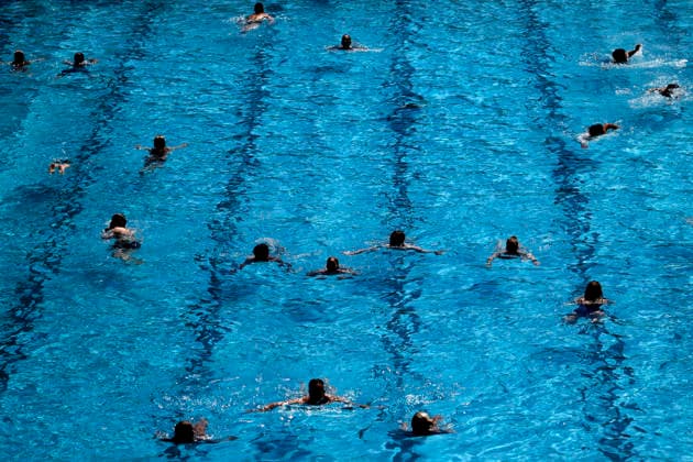 Im Kölner Stadionbad genießen Badegäste bei sommerlichen Temperaturen die Freibad-Saison. Das Rheinland ächzt unter heißem Wetter zu Pfingsten: Der Deutsche Wetterdienst warnt bereits vor Hitzegewittern. Köln, 25.05.2026 NRW Deutschland *** In Colognes Stadionbad, swimmers enjoy the outdoor pool season in summer temperatures The Rhineland is groaning under the hot weather at Whitsun The German Weather Service is already warning of heat storms Cologne, 25 05 2026 NRW Germany Copyright: xChristophxHardtx