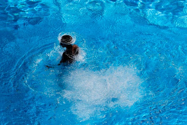 Im Kölner Stadionbad genießen Badegäste bei sommerlichen Temperaturen die Freibad-Saison. Das Rheinland ächzt unter heißem Wetter zu Pfingsten: Der Deutsche Wetterdienst warnt bereits vor Hitzegewittern. Köln, 25.05.2026 NRW Deutschland *** In Colognes Stadionbad, swimmers enjoy the outdoor pool season in summer temperatures The Rhineland is groaning under the hot weather at Whitsun The German Weather Service is already warning of heat storms Cologne, 25 05 2026 NRW Germany Copyright: xChristophxHardtx