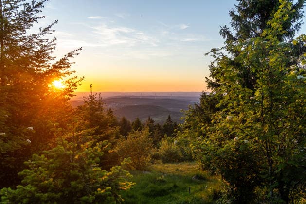 News Bilder des Tages Warmes Maiwetter im Taunus Blick vom Großen Feldberg im Taunus aus in den Sonnenuntergang., Schmitten Hessen Deutschland *** Warm May weather in the Taunus View from the Großer Feldberg in the Taunus into the sunset , Schmitten Hessen Germany