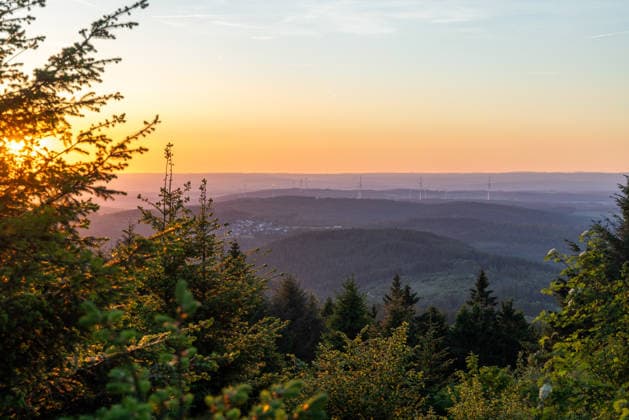 Warmes Maiwetter im Taunus Blick vom Großen Feldberg im Taunus aus in den Sonnenuntergang., Schmitten Hessen Deutschland *** Warm May weather in the Taunus View from the Großer Feldberg in the Taunus into the sunset , Schmitten Hessen Germany