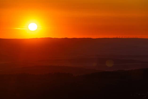 Warmes Maiwetter im Taunus Blick vom Großen Feldberg im Taunus aus in den Sonnenuntergang., Schmitten Hessen Deutschland *** Warm May weather in the Taunus View from the Großer Feldberg in the Taunus into the sunset , Schmitten Hessen Germany