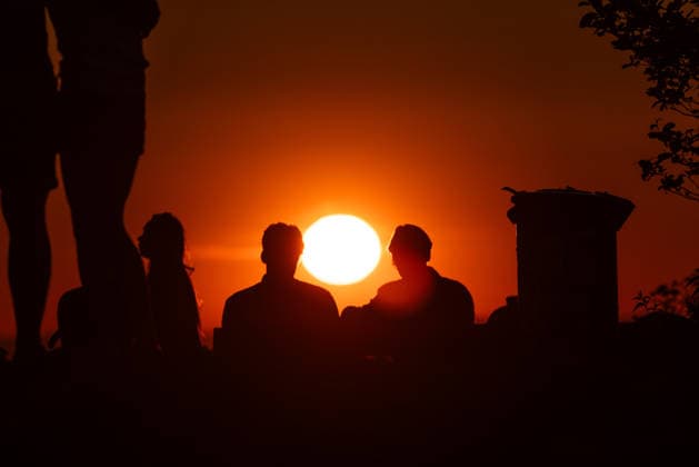 Warmes Maiwetter im Taunus Menschen beobachten vom Großen Feldberg im Taunus aus den Sonnenuntergang., Schmitten Hessen Deutschland *** Warm May weather in the Taunus People watching the sunset from the Großer Feldberg in the Taunus , Schmitten Hessen Germany