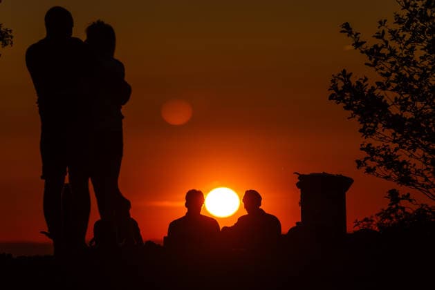 Warmes Maiwetter im Taunus Menschen beobachten vom Großen Feldberg im Taunus aus den Sonnenuntergang., Schmitten Hessen Deutschland *** Warm May weather in the Taunus People watching the sunset from the Großer Feldberg in the Taunus , Schmitten Hessen Germany