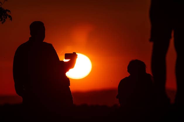Warmes Maiwetter im Taunus Menschen beobachten vom Großen Feldberg im Taunus aus den Sonnenuntergang., Schmitten Hessen Deutschland *** Warm May weather in the Taunus People watching the sunset from the Großer Feldberg in the Taunus , Schmitten Hessen Germany