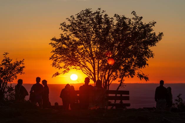 Warmes Maiwetter im Taunus Menschen beobachten vom Großen Feldberg im Taunus aus den Sonnenuntergang., Schmitten Hessen Deutschland *** Warm May weather in the Taunus People watching the sunset from the Großer Feldberg in the Taunus , Schmitten Hessen Germany