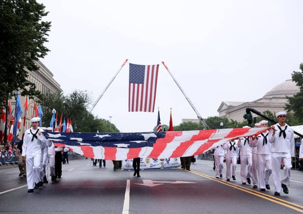 May 25, 2026, Washington, District Of Columbia, USA: Participants hold an America Flag as they take part in the National Memorial Day Parade on Constitution Avenue in Washington, DC, USA, on May 25, 2026. The parade has been held annually since 2005, marking its 21st anniversary. Washington USA  - ZUMAs337 20260525_znp_s337_032 Copyright: xGentxShkullakux