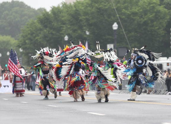 May 25, 2026, Washington, District Of Columbia, USA: Participants dressed in Native American ceremonial attire take part in the National Memorial Day Parade on Constitution Avenue in Washington, DC, USA, on May 25, 2026. The parade has been held annually since 2005, marking its 21st anniversary. Washington USA  - ZUMAs337 20260525_znp_s337_008 Copyright: xGentxShkullakux