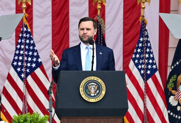 May 25, 2026, Arlington, Virginia, USA: United States Vice President JD Vance speaks prior to US President Donald J Trump delivering remarks in the Amphitheater after laying a wreath at the Tomb of the Unknowns at Arlington National Cemetery in Arlington, Virginia on Memorial Day, Monday, May 25, 2026 Arlington USA  - ZUMAs152 20260525_faa_s152_047 Copyright: xKylexMazzax-xPoolxviaxCNPx
