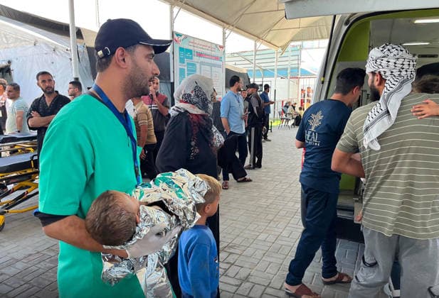 Palestinian rescue and ambulance teams rushed children to the Kuwaiti field hospital for treatment after an Israeli airstrike on tents sheltering displaced families in the Mawasi area, despite a cease-fire agreement in Khan Younis, Gaza Strip, Palestine, Monday, May 25, 2026. The strike killed a six-year-old boy and a woman, and wounded 20 others, mostly children and women. Medical sources said.  GAZ2026052502 Kuwaitixfieldxhospital