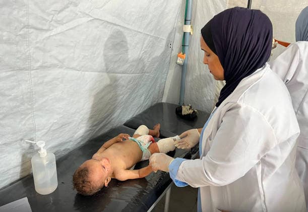 Injured children receive medical care at the Kuwaiti field hospital for treatment after an Israeli airstrike on tents sheltering displaced families in the Mawasi area, despite a cease-fire agreement in Khan Younis, Gaza Strip, Palestine, Monday, May 25, 2026. The strike killed a six-year-old boy and a woman, and wounded 20 others, mostly children and women, Medical sources said.  GAZ2026052504 Kuwaitixfieldxhospital