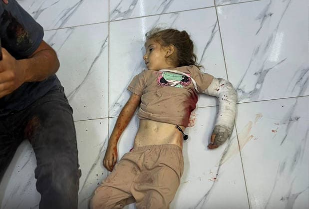 Palestinian rescue and ambulance teams rushed children to the Kuwaiti field hospital for treatment after an Israeli airstrike on tents sheltering displaced families in the Mawasi area, despite a cease-fire agreement in Khan Younis, Gaza Strip, Palestine, Monday, May 25, 2026. The strike killed a six-year-old boy and a woman, and wounded 20 others, mostly children and women. Medical sources said.  GAZ2026052505 Kuwaitixfieldxhospital