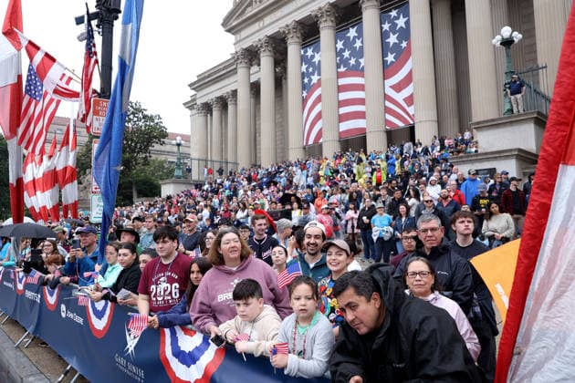 May 25, 2026, Washington, District Of Columbia, USA: Attendees holding American flags watch the National Memorial Day Parade in Washington, DC, USA, on May 25, 2026. The parade has been held annually since 2005, marking its 21st anniversary. Washington USA - ZUMAs337 20260525_znp_s337_024 Copyright: xGentxShkullakux