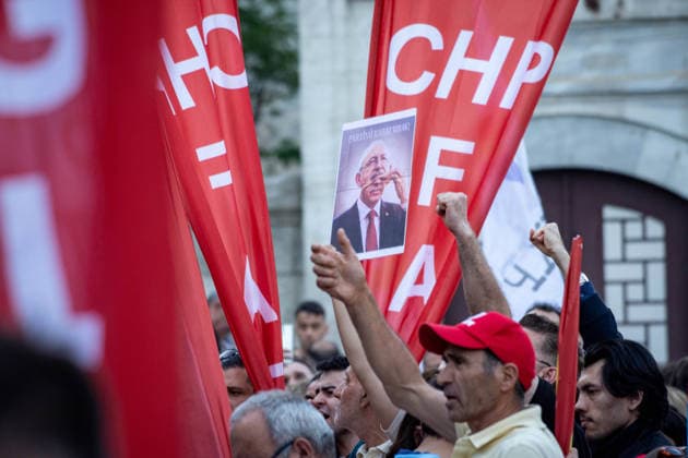 May 25, 2026, Istanbul, Istanbul, Turkey: Supporters of the Republican PeopleÃ¢â‚¬â ¢s Party (CHP), civil society organizations and citizens gathered in a sit-in protest in Sisli, Istanbul, Turkey, after a court decision appointed former CHP Chairman Kemal Kilicdaroglu in place of CHP Chairman Ozgur Ozel and following police intervention at the CHP Headquarters. Protesters gathered under the slogan Ã¢â‚¬oeWe are meeting in Istanbul to defend the will of the people and strengthen our struggle for democracy and justice,Ã¢â‚¬Â carrying banners and chanting slogans during the demonstration. The protest highlighted concerns over democracy, political representation and judicial intervention in politics. Istanbul Turkey - ZUMAt171 20260525_zip_t171_030 Copyright: xAbdullahxTepelix