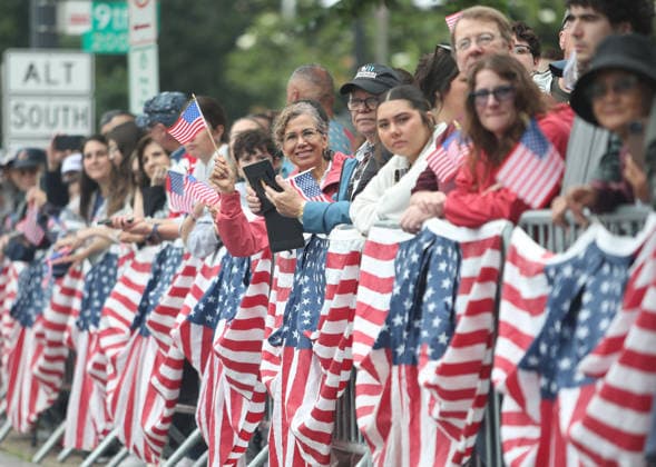 National Memorial Day Parade in Washington DC, USA. Attendees holding American flags watch the National Memorial Day Parade on Constitution Avenue in Washington, DC, USA, on May 25, 2026. The parade has been held annually since 2005, marking its 21st anniversary. Washington USA  Copyright: xMatrixxImagesx xGentxShkullakux
