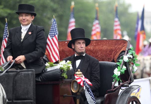National Memorial Day Parade in Washington DC, USA. A man dressed as President Abraham Lincoln takes part in the National Memorial Day Parade on Constitution Avenue in Washington, DC, USA, on May 25, 2026. The parade has been held annually since 2005, marking its 21st anniversary. Washington USA  Copyright: xMatrixxImagesx xGentxShkullakux