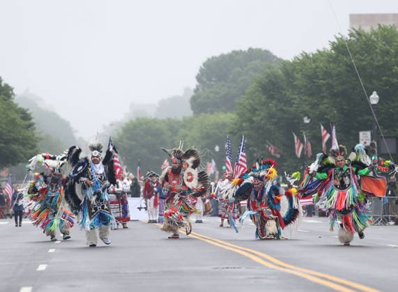 National Memorial Day Parade in Washington DC, USA. Participants dressed in Native American ceremonial attire take part in the National Memorial Day Parade on Constitution Avenue in Washington, DC, USA, on May 25, 2026. The parade has been held annually since 2005, marking its 21st anniversary. Washington USA  Copyright: xMatrixxImagesx xGentxShkullakux