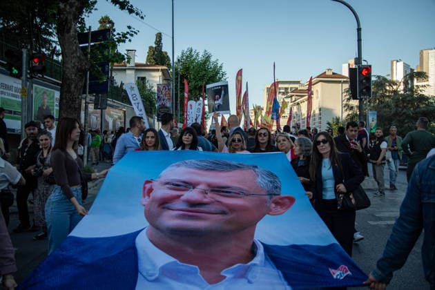 May 25, 2026, Istanbul, Istanbul, Turkey: Supporters of the Republican PeopleÃ¢â‚¬â ¢s Party (CHP), civil society organizations and citizens gathered in a sit-in protest in Sisli, Istanbul, Turkey, after a court decision appointed former CHP Chairman Kemal Kilicdaroglu in place of CHP Chairman Ozgur Ozel and following police intervention at the CHP Headquarters. Protesters gathered under the slogan Ã¢â‚¬oeWe are meeting in Istanbul to defend the will of the people and strengthen our struggle for democracy and justice,Ã¢â‚¬Â carrying banners and chanting slogans during the demonstration. The protest highlighted concerns over democracy, political representation and judicial intervention in politics. Istanbul Turkey - ZUMAt171 20260525_zip_t171_025 Copyright: xAbdullahxTepelix