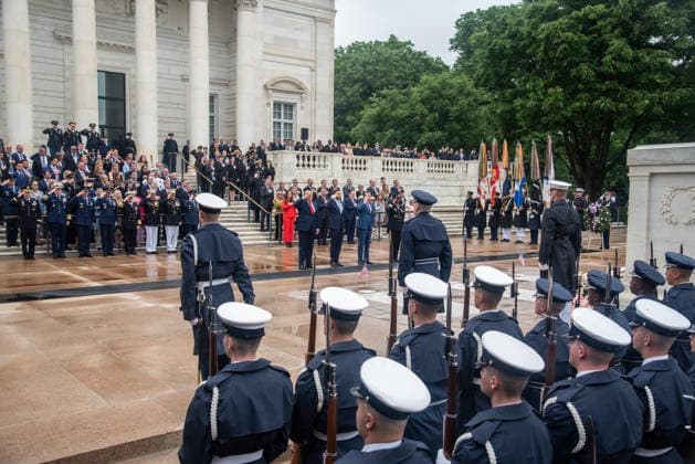 May 25, 2026, Arlington, Va, United States of America: U.S. President Donald Trump, left, alongside Vice President JD Vance, right, salute during a wreath ceremony at the Tomb of the Unknown Soldier during the annual Memorial Day Observance at Arlington National Cemetery, May 25, 2026 in Arlington, Virginia. Arlington United States of America - ZUMAp138 20260525_zaa_p138_013 Copyright: xSsgt.xAntonyxMartinez UsxArmyx