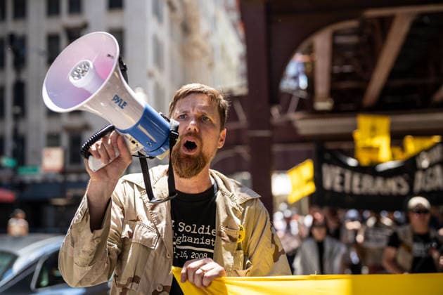 May 25, 2026, Chicago, Illinois, USA: Army Veteran AARON HUGHES chanting into a loud speaker on Memorial Day, with over a hundred protesters in Downtown Chicago for a Veterans Against War demonstration by About Face Chicago USA - ZUMAr170 20260525_znp_r170_015 Copyright: xChrisxRihax