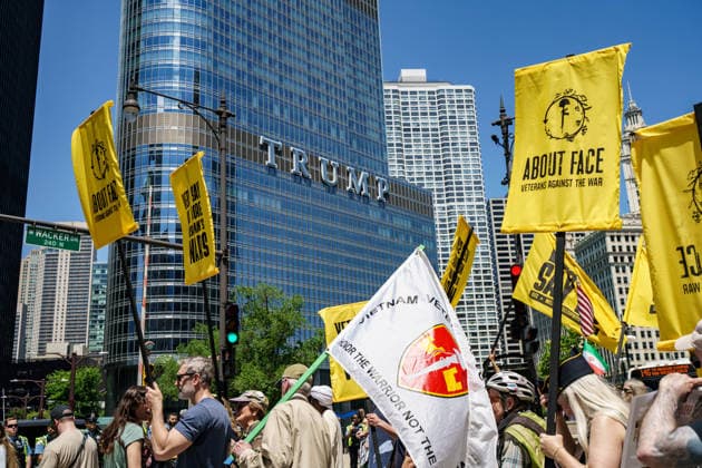 May 25, 2026, Chicago, Illinois, USA: Organized by About Face, US veterans against continued Wars protest with hundred across the Chicago Riverfront from Trump Tower Chicago USA - ZUMAr170 20260525_znp_r170_019 Copyright: xChrisxRihax