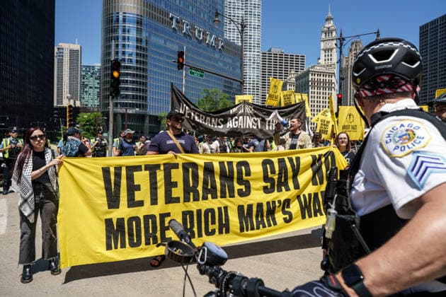 May 25, 2026, Chicago, Illinois, USA: US Veterans against war, organized by About Face, protesting continued Wars, amongst a hundred others across the Chicago Riverfront from Trump Tower Chicago USA - ZUMAr170 20260525_znp_r170_020 Copyright: xChrisxRihax