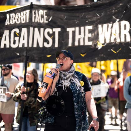 May 25, 2026, Chicago, Illinois, USA: US Veteran leading chants on a Memorial Day march through downtown Chicago, organized by About Face, veterans against continued US wars Chicago USA - ZUMAr170 20260525_znp_r170_017 Copyright: xChrisxRihax