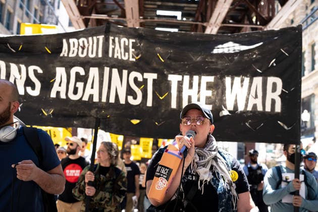 May 25, 2026, Chicago, Illinois, USA: US Veteran leading chants on a Memorial Day march through downtown Chicago, organized by About Face, veterans against continued US wars and the Trump Administration Chicago USA - ZUMAr170 20260525_znp_r170_018 Copyright: xChrisxRihax