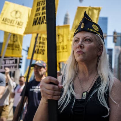 May 25, 2026, Chicago, Illinois, USA: A veteran with About Face marches with a crowd of about a hundred down Wacker Drive in Chicago for a Memorial Day protest against continued US wars Chicago USA - ZUMAr170 20260525_znp_r170_011 Copyright: xChrisxRihax