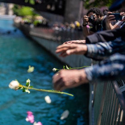 May 25, 2026, Chicago, Illinois, USA: Activists throw flowers into the Chicago River during a Memorial Day protest of veterans against war, organized by About Face at the Vietnam Memorial Fountain on Chicago s Riverfront Chicago USA - ZUMAr170 20260525_znp_r170_007 Copyright: xChrisxRihax