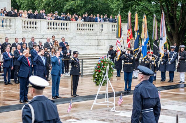 May 25, 2026, Arlington, Va, United States of America: U.S. President Donald Trump, left, alongside Vice President JD Vance, right, salute during a wreath ceremony at the Tomb of the Unknown Soldier during the annual Memorial Day Observance at Arlington National Cemetery, May 25, 2026 in Arlington, Virginia. Arlington United States of America - ZUMAp138 20260525_zaa_p138_011 Copyright: xSsgt.xAntonyxMartinez UsxArmyx
