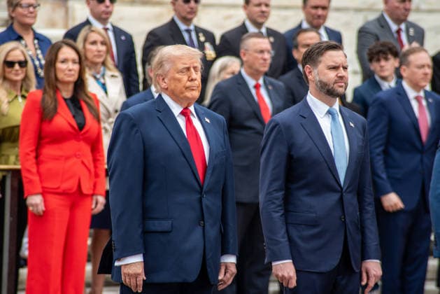 May 25, 2026, Arlington, Va, United States of America: U.S. President Donald Trump, left, alongside Vice President JD Vance, right, stand for a moment of silence during a wreath ceremony at the Tomb of the Unknown Soldier during the annual Memorial Day Observance at Arlington National Cemetery, May 25, 2026 in Arlington, Virginia. Arlington United States of America - ZUMAp138 20260525_zaa_p138_012 Copyright: xSsgt.xAntonyxMartinez UsxArmyx