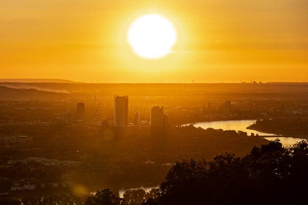 Sonnenuntergang über Bonn Sonnenuntergang über Bonn, aufgenommen vom Petersberg oberhalb von Königswinter. Durch Saharastaub wirkt die tief stehende Sonne besonders intensiv; im Dunst sind der Rhein, der Post Tower, der Lange Eugen sowie am Horizont Köln und zahlreiche Windräder zu erkennen. Bonn Deutschland *** Sunset over Bonn Sunset over Bonn, taken from the Petersberg above Königswinter Due to Sahara dust, the low sun appears particularly intense in the haze, the Rhine, the Post Tower, the Lange Eugen and Cologne and numerous wind turbines can be seen on the horizon Bonn Germany Copyright: xMarcxJohnx