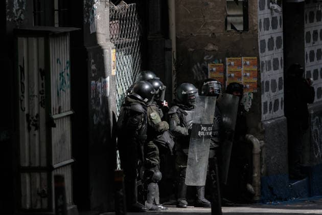 Protest held in La Paz calling for the resignation of Bolivian President Rodrigo Paz LA PAZ, BOLIVIA - MAY 25: Police take cover during clashes between police and protesters demanding the resignation of Bolivian President Rodrigo Paz in La Paz, Bolivia, on May 25, 2026. Jorge Mateo Romay Salinas Anadolu La Paz Bolivia. Editorial use only. Please get in touch for any other usage.  Copyright: x2026xAnadoluxJorgexMateoxRomayxSalinasx