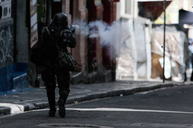 Protest held in La Paz calling for the resignation of Bolivian President Rodrigo Paz LA PAZ, BOLIVIA - MAY 25: A police officer fires tear gas at protesters demanding the resignation of Bolivian President Rodrigo Paz in La Paz, Bolivia, on May 25, 2026. Jorge Mateo Romay Salinas Anadolu La Paz Bolivia. Editorial use only. Please get in touch for any other usage.  Copyright: x2026xAnadoluxJorgexMateoxRomayxSalinasx