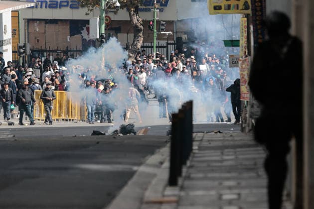 Protest held in La Paz calling for the resignation of Bolivian President Rodrigo Paz LA PAZ, BOLIVIA - MAY 25: Protesters shield themselves from tear gas during clashes between police and protesters demanding the resignation of Bolivian President Rodrigo Paz in La Paz, Bolivia, on May 25, 2026. Jorge Mateo Romay Salinas Anadolu La Paz Bolivia. Editorial use only. Please get in touch for any other usage.  Copyright: x2026xAnadoluxJorgexMateoxRomayxSalinasx