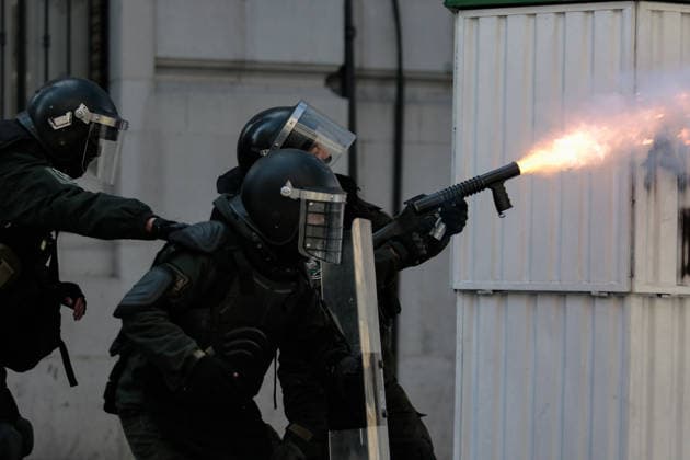 Protest held in La Paz calling for the resignation of Bolivian President Rodrigo Paz LA PAZ, BOLIVIA - MAY 25: A police officer fires tear gas at protesters demanding the resignation of Bolivian President Rodrigo Paz in La Paz, Bolivia, on May 25, 2026. Jorge Mateo Romay Salinas Anadolu La Paz Bolivia. Editorial use only. Please get in touch for any other usage.  Copyright: x2026xAnadoluxJorgexMateoxRomayxSalinasx