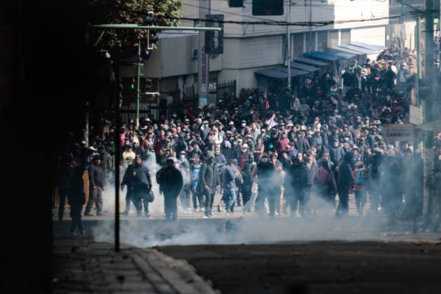Protest held in La Paz calling for the resignation of Bolivian President Rodrigo Paz LA PAZ, BOLIVIA - MAY 25: Protesters shield themselves from tear gas during clashes between police and protesters demanding the resignation of Bolivian President Rodrigo Paz in La Paz, Bolivia, on May 25, 2026. Jorge Mateo Romay Salinas Anadolu La Paz Bolivia. Editorial use only. Please get in touch for any other usage.  Copyright: x2026xAnadoluxJorgexMateoxRomayxSalinasx